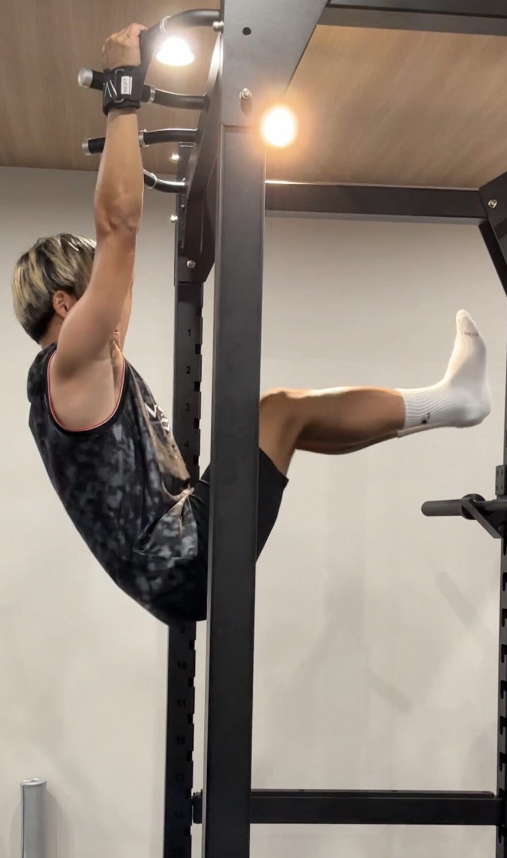 DRAXパワーラックでPull-Up Trainingを行うFC大阪🔟久保吏久斗選手